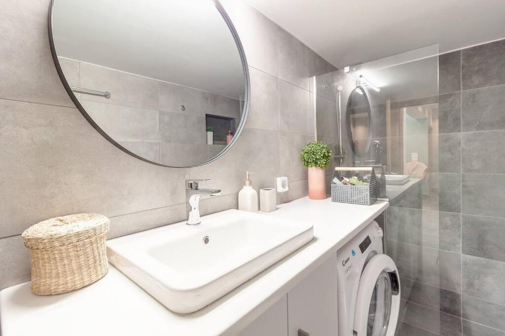 Deluxe Urban 2br By Nat. Archaelogical Museum Apartment